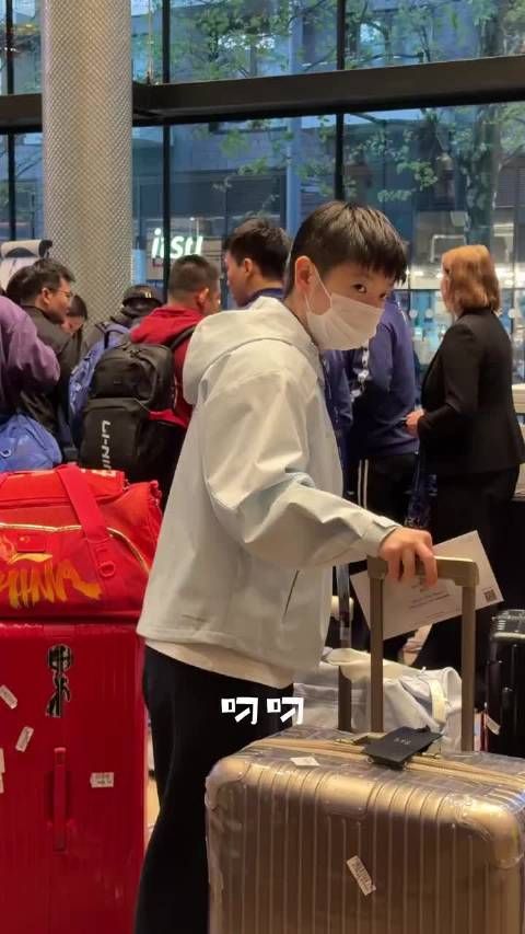 孙颖莎：身份证！就一张房卡！ 这脆脆的声音，也太有辨识度了吧