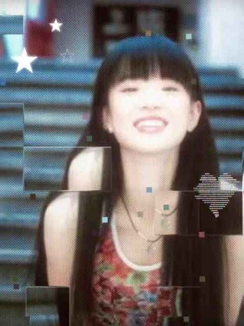 李梦早期文艺形象引关注，戛纳红毯清冷气质获赞