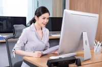 已婚女人对你有好感，会有这个反应