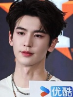 阳光洒落，帅气大男孩牛牛闪亮登场！