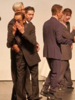 周润发把梁家辉抱走并拍了拍他的屁股，哈哈哈哈哈真是可爱