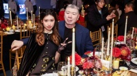 冯小刚带养女现身机场，贴脸互动引热议，徐帆回应耐人寻味