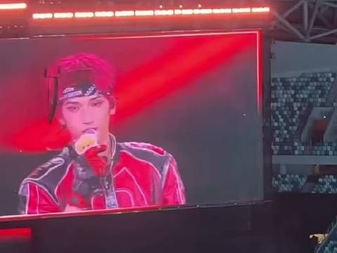 严浩翔演唱会红发烟熏皮衣造型引爆开场