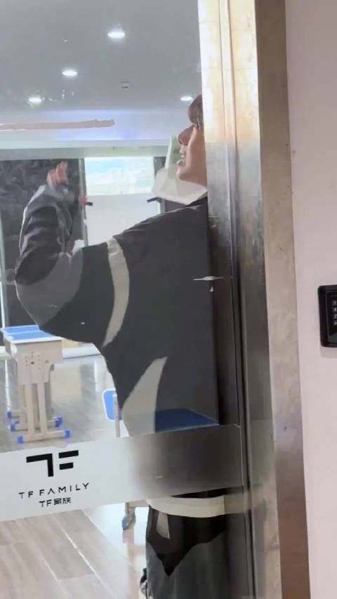 现在向我们走来的是182的陈浚铭 漂亮小小少年真的长大了