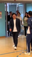 路人镜头抓拍明星真实社交，杨幂转身被无视，霍启山细节后退