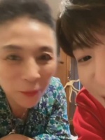 范丞丞晒与71岁妈妈合照，母子互动温馨颜值双高