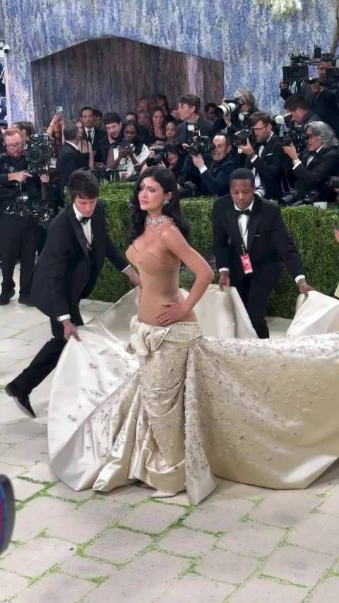 Kylie Jenner身着Schiaparelli定制礼服亮相Met Gala