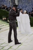 Luke Evans居然把芬兰汤姆穿进了MET Gala！