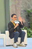 南京万象汇偶遇梁朝伟，本人小小一只，但气场真的强完全不社恐
