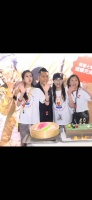 草蜢乐队苏志威演唱会后台庆60岁生日，妻女相伴颜值高