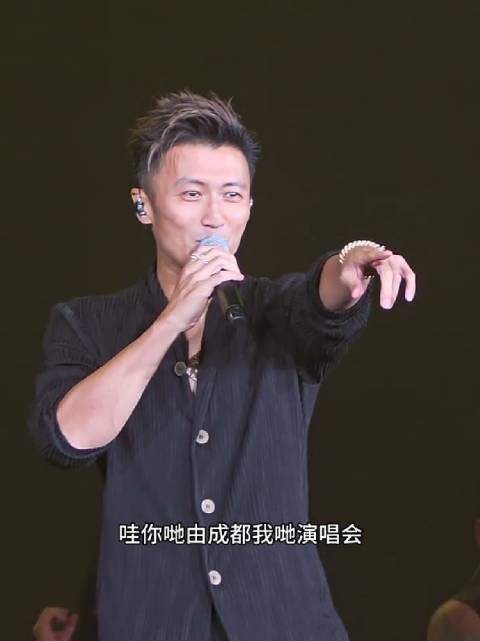 谢霆锋回归英皇25周年演唱会献唱《游乐场》