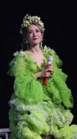 谢娜直播自夸唱跳实力，幽默称伴舞跟不上节奏