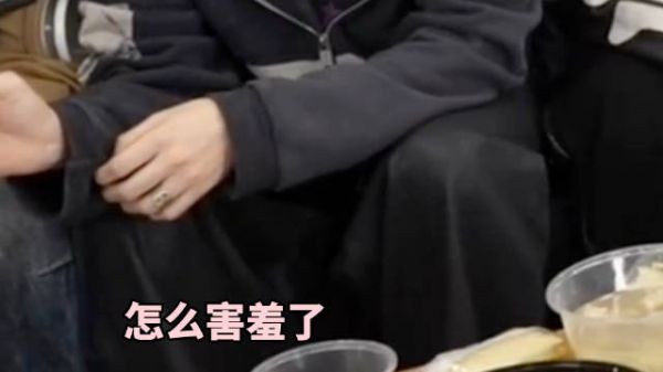 刘耀文宋亚轩镜头外互动曝光,询问害羞反应