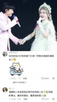 谢娜演唱会穿羽毛仙裙似冰雪公主，张杰惊喜送礼