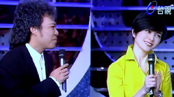 费玉清深情演唱《不了情》关之琳陶醉聆听