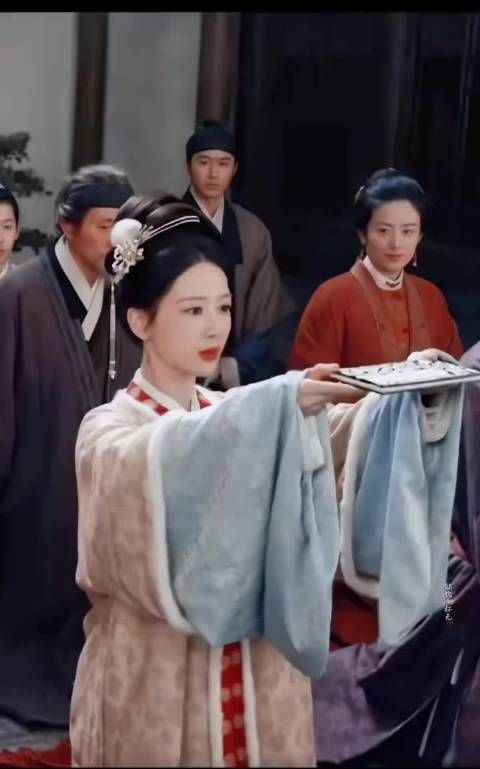 这么看杨紫的妆造运也挺好，服道化没一个拉垮的