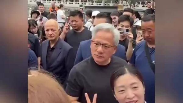 黄仁勋：你们的烤鸭好吃吗？真的吗？我要试试看
