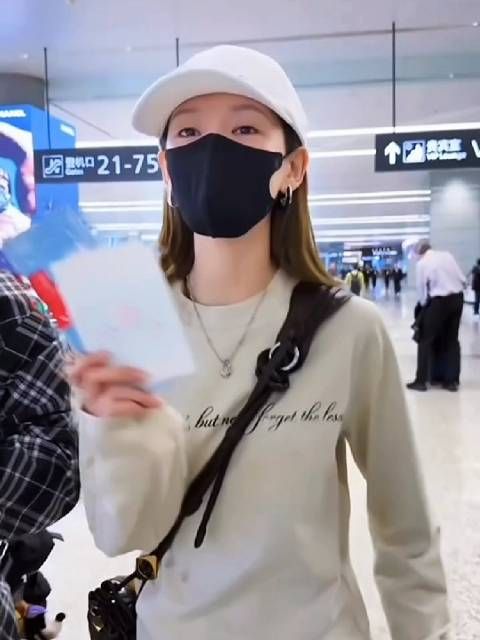 张予曦口罩帽子出行标配赶行程步履不停