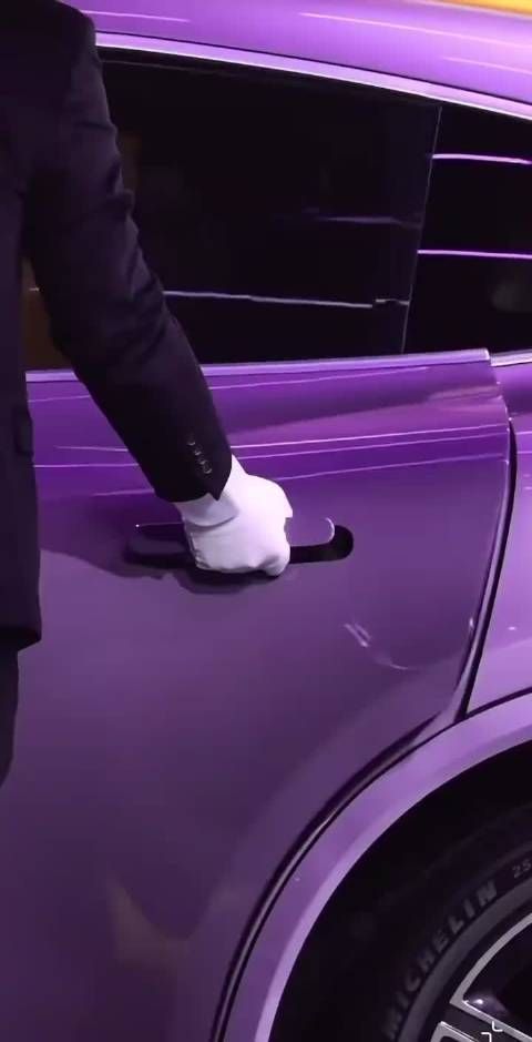 观众现场表白刘亦菲获回应，主持人调侃其偷着乐