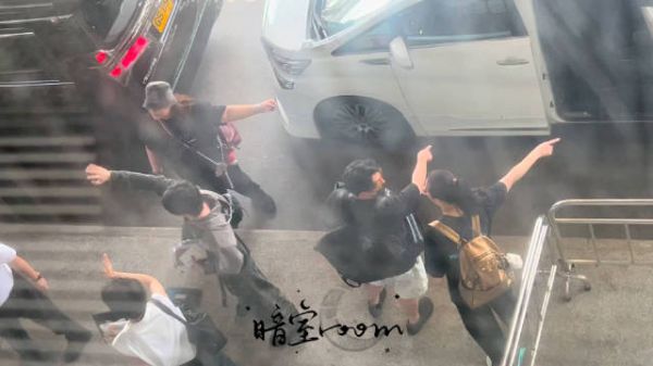两个可爱的小儿 看到有信没有拿 叫倪砸去拿信 不辜负每一份心意
