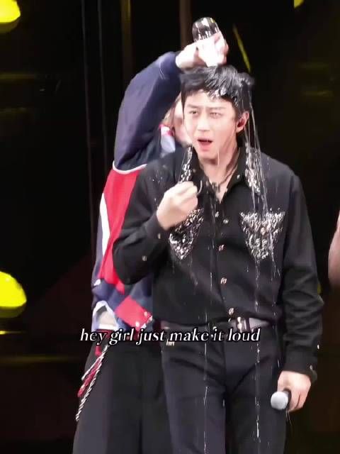 邓超和鹿晗的友谊真的好像父子，能玩在一起的那种父子！演唱会上玩的好嗨