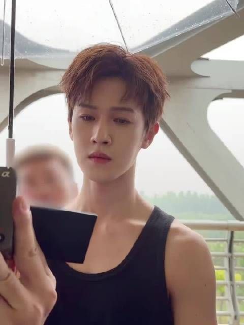 李昀锐今天营业vlog！哇背心肌肉帅哥