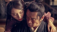 武松的一低头，点明了他与潘金莲尴尬的关系，他爱过潘金莲