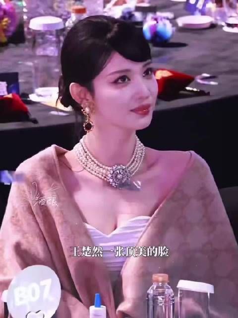 王楚然展现独特松弛感,兼具美貌与可爱