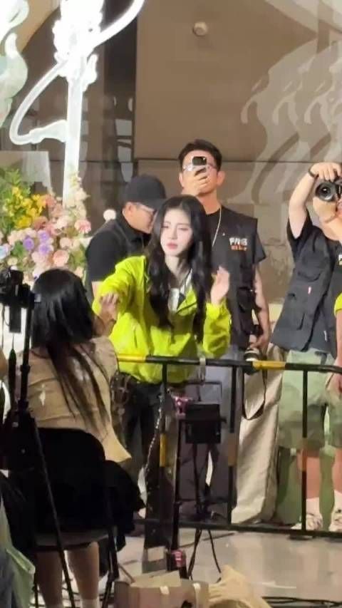鞠婧祎依依不舍和粉丝们道别,最后工作人员直接搂走了!