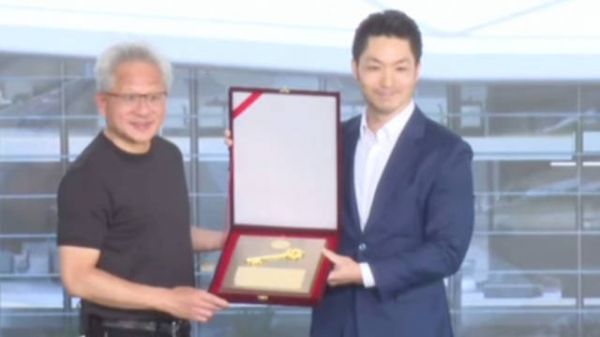 英伟达台湾员工大会举行，蒋万安赠黄仁勋台北市钥匙