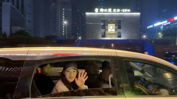 陈丽君奔跑吧下班开窗给粉丝打招呼，又一次的双向奔赴！