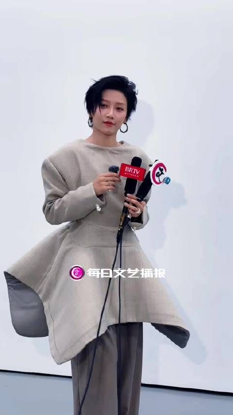 刘雨昕掉麦后傲娇比心引热议