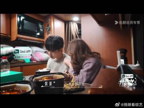 凯凯就这样躺在颜颜的肩膀上，我要疯了