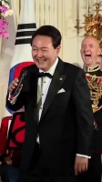 尹锡悦为拜登献唱，如今物是人非！