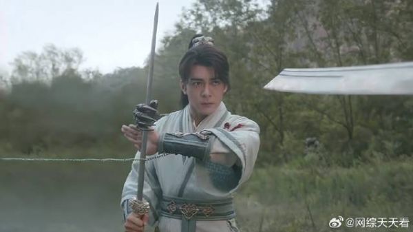 方多病被魔族围攻 李莲花为了救他，无奈暴露相夷太剑