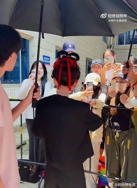 宋祖儿穿任嘉伦品牌服装出镜
