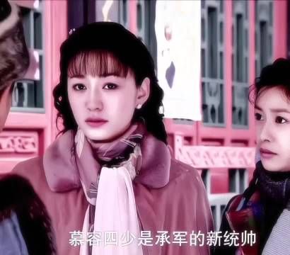 李小冉复刻了《来不及说我爱你》的尹静琬造型！
