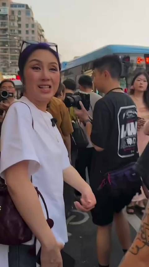 杨千嬅对粉丝：“不要哭，我还在”
