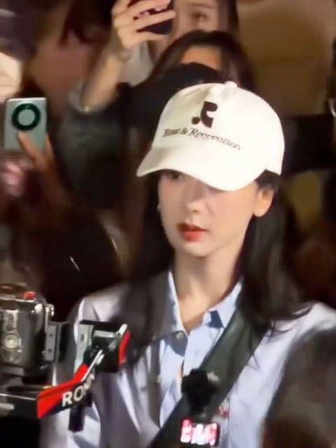 杨紫夜游宏村路透！状态好好啊