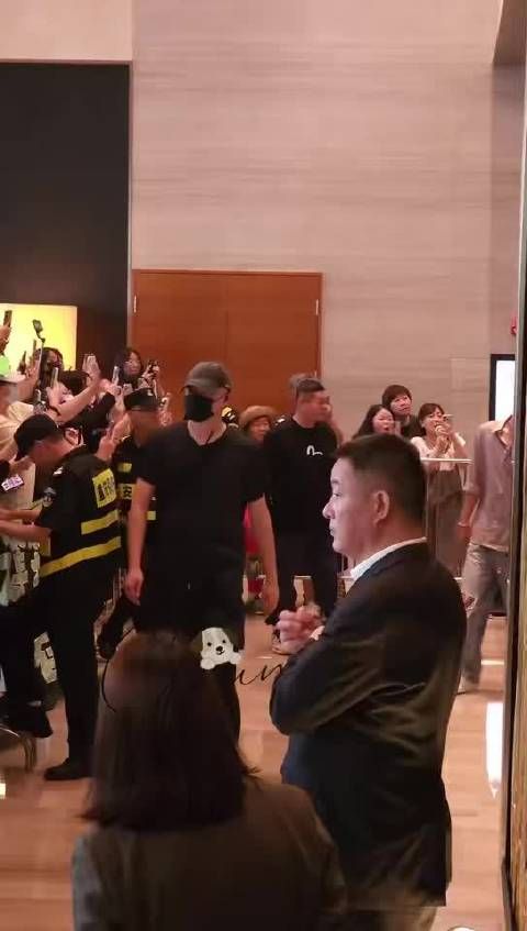 王子奇袁咏仪挽手上班状态松弛显信任