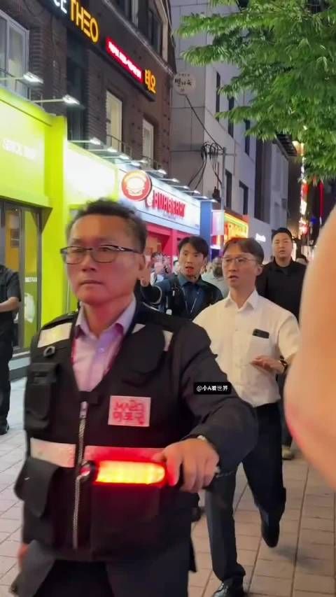 黄仁勋现身韩国首尔街头，粉丝欢呼围观