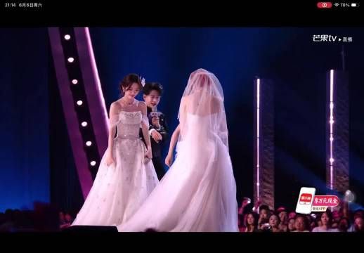 谢娜踩黄灿灿婚纱裙复仇成功