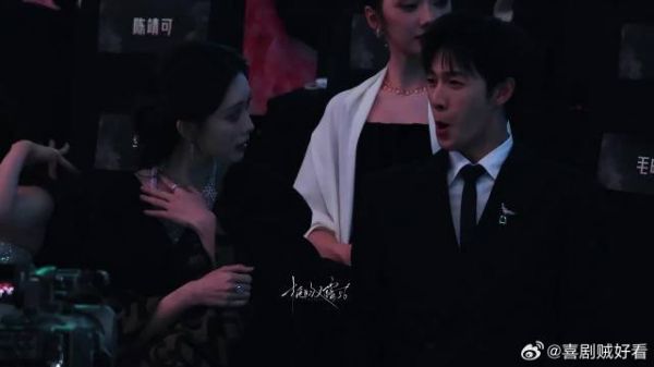 讲小话笑得很开心的爸比妈咪