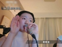母女搭档即兴创作，和弦未弹完便转场演起了小品