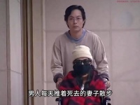 妻子死了两年丈夫不给她下葬，还每天推着妻子逛街，结果出事了！