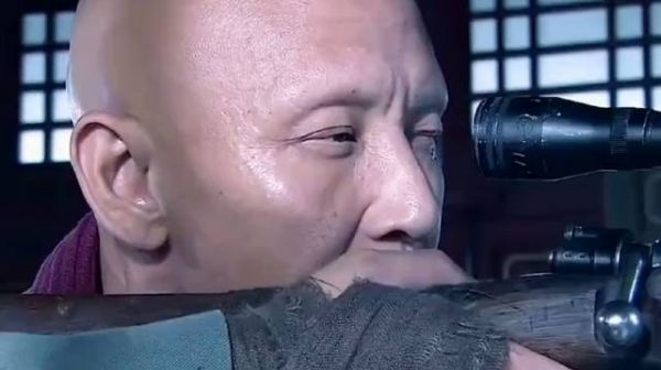 子弹精准的击中女人的背部,敌人看他倒下,意图再补枪