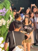 从这个求婚现场来看，说实话我从女生眼里看不到任何惊喜和开心