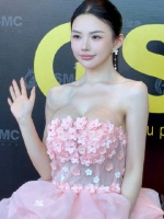 感觉是刚做的，还没消肿淤血还没褪完，腋下都是乌青的，女人为了美太拼了