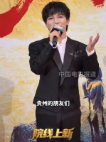 周深回到家乡贵州出席《四渡》首映礼，一眼认出镜头，直言回家超开心