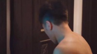乌龙串门名场面，小伙被两位美女整得一脸茫然！